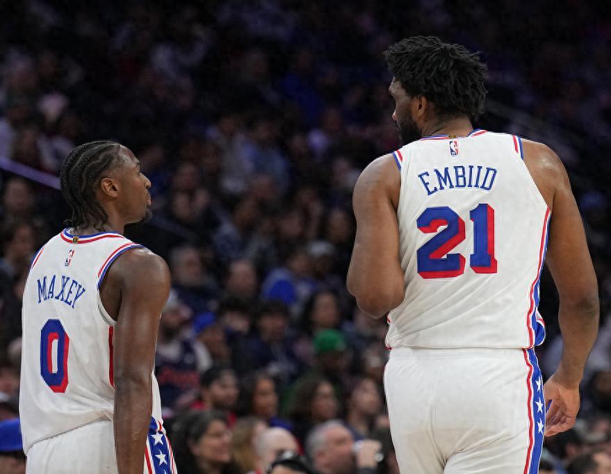 包含费城76人迎CBA常规赛关键赛，集结日单刀错失，媒体盛赞，阵容厚度经受考验的词条