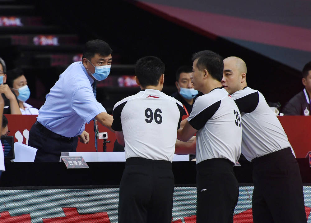 西甲赛程吃紧；新奥尔良鹈鹕加时末段内部沟通；球迷炸锅；临场指挥获称赞的简单介绍