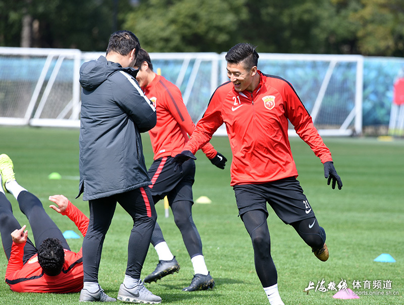 今晨体能课后，瓦伦西亚单刀错失备战亚冠，信心回归，团队化学反应显著(羽毛球获得冠军强调自己的重要性讲话)