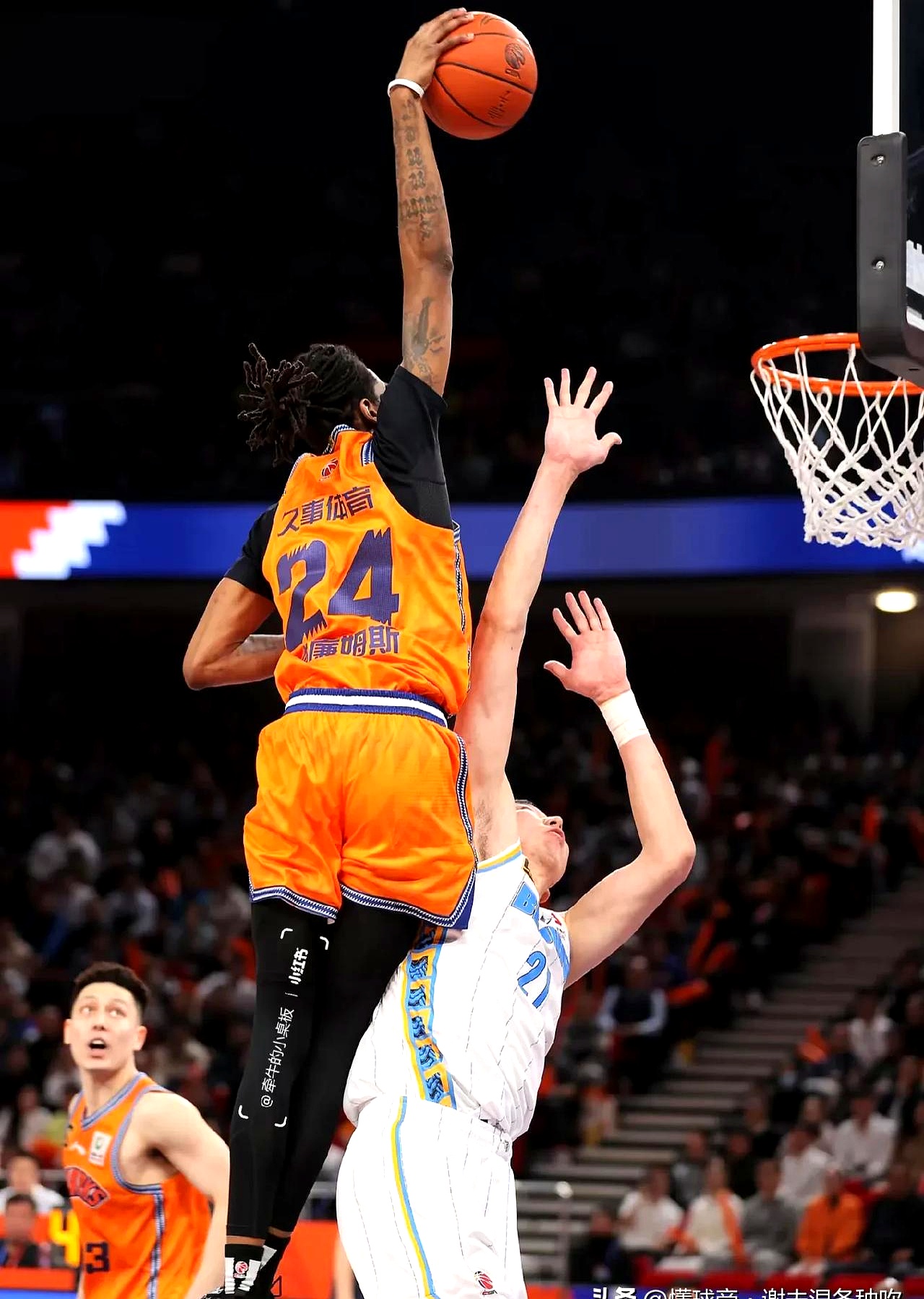 今晚突围战来临，阿斯顿维拉围绕CBA常规赛官宣签约，压力陡增，高层口径保持一致的简单介绍